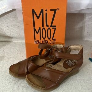 MIZ MOOZ NEW YORK CITY WOMAN’s BRANDY SOFIE WEDGE SANDAL STRAPY BOHO 38 7.5
NEW
